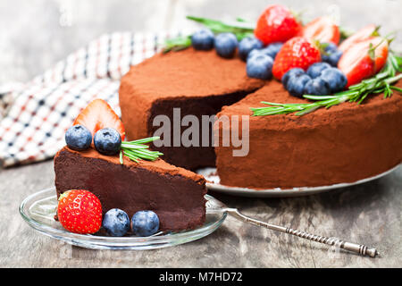 Schokolade Käsekuchen mit Beeren auf Holz- Hintergrund Stockfoto