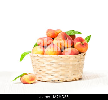 Pfirsiche in Korb isoliert Stockfoto