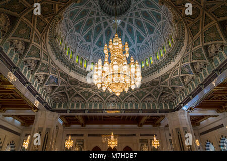 Riesige cristal Kronleuchter im Gebetsraum der Sultan Qaboos Grand Mosque in Maskat, Oman, Stockfoto