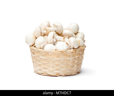 Haufen frischer Pilze Champignons in einem Korb auf weißem Hintergrund Stockfoto
