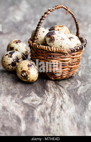 Wachteleier in einem kleinen Weidenkorb Stockfoto