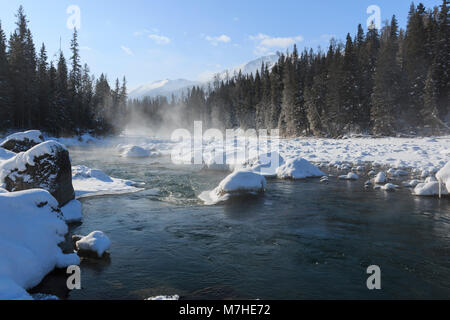 Halbmond gebogen oder Yue Liang Wan im Winter, Kanas See, Kanas Naturschutzgebiet, Xinjiang, China Stockfoto