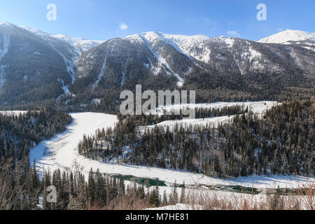 Halbmond gebogen oder Yue Liang Wan im Winter, Kanas See, Kanas Naturschutzgebiet, Xinjiang, China Stockfoto