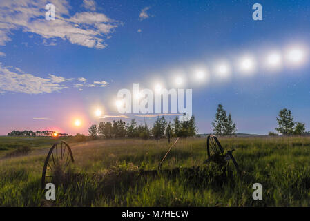 Trail des abnehmenden Mondes gibbous Tracking niedrig über den Himmel in Alberta, Kanada. Stockfoto