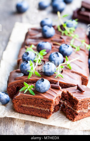 Schokoladenkuchen mit Schokolade und Sahne frische Blaubeeren Stockfoto