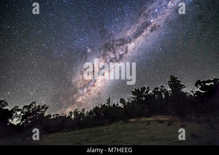 Die südliche Milchstraße und dem galaktischen Zentrum in Australien steigt. Stockfoto