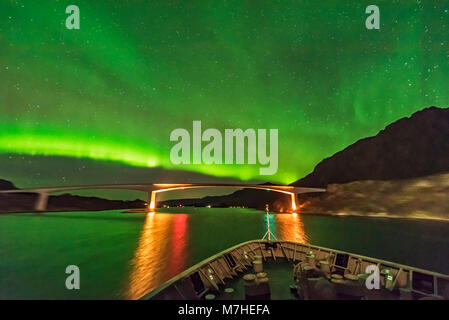 Die aurora boralis über eine Brücke in Norwegen. Stockfoto