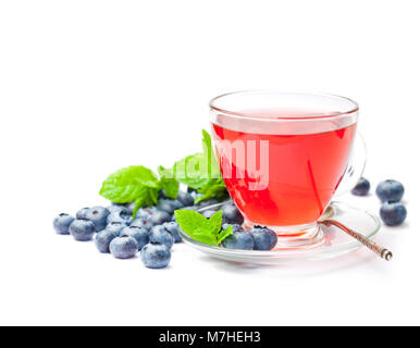 Blueberry Tee mit Minze auf weißem Hintergrund Stockfoto