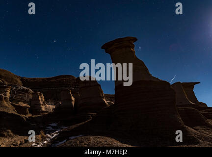 Die Plejaden erscheinen hinter den Hoodoos im Silhouette. Stockfoto