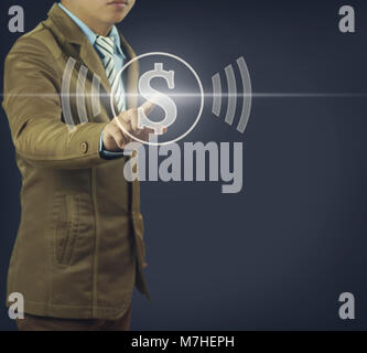 Business Mann drücken Sie die Taste und die an andere zum Erfolg anschließen. Stockfoto