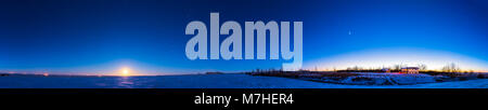 Panorama der Winterhimmel mit voller Wolf Mond und Abendsterne, Alberta, Kanada. Stockfoto