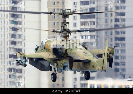 Ka-52 Alligator Kampfhubschrauber der russischen Luftwaffe Landung, Russland. Stockfoto