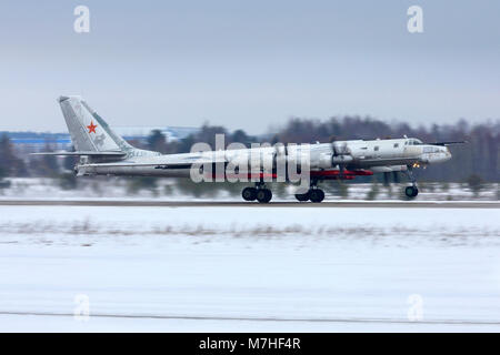 Tu-95 MSM strategischer Bomber mit X-101 Raketen, die für einen Testflug. Stockfoto