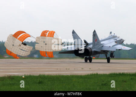MiG-31 BM Interceptor der russischen Luftwaffe Landung. Stockfoto
