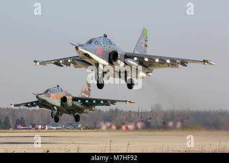 Paar Su-25 Angriff Flugzeuge der russischen Luftwaffe. Stockfoto