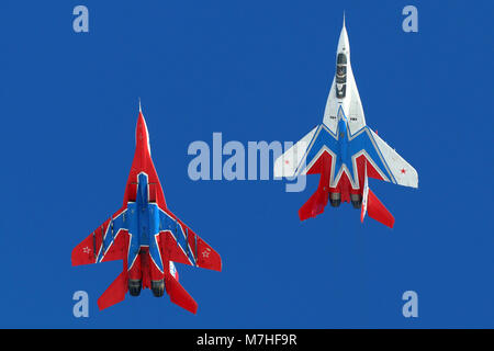 MiG-29 UB Düsenjäger der Russischen Swifts aerobatic Team. Stockfoto