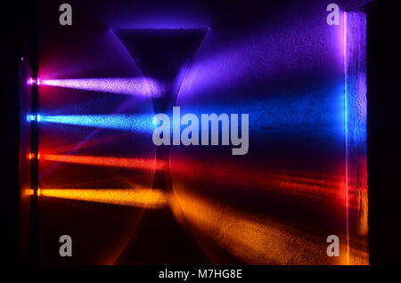 Lichtstrahlen in Farbenblind - freundliche Farben durch eine konkave Demonstration objektiv Pass, die Einfluss auf die Balken auf dem Bildschirm angezeigt werden können. Stockfoto