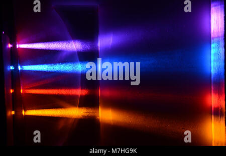 Lichtstrahlen in Farbenblind - freundliche Farben durch eine konkave Demonstration objektiv Pass, die Einfluss auf die Balken auf dem Bildschirm angezeigt werden können. Stockfoto