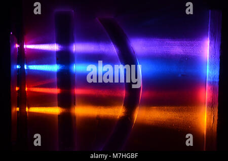 Lichtstrahlen in Farbenblind - freundliche Farben durch neutrale Demonstration objektive Pass, der Mangel an Einfluss auf die Balken auf dem Bildschirm angezeigt werden können. Stockfoto