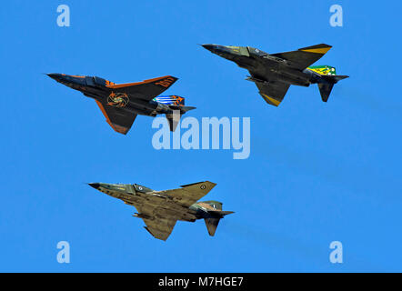 Hellenic Air Force RF-4E Phantom fliegen über einen blauen Himmel über Griechenland. Stockfoto