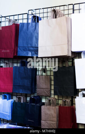 Großes Papier hängt auf dem Stand in den Store. Stockfoto