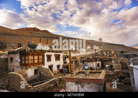 Korzok Dorf (durch Tsomoriri See) auf 4530 m über dem Meeresspiegel. Changthang, Ladakh, Nordindien. Stockfoto