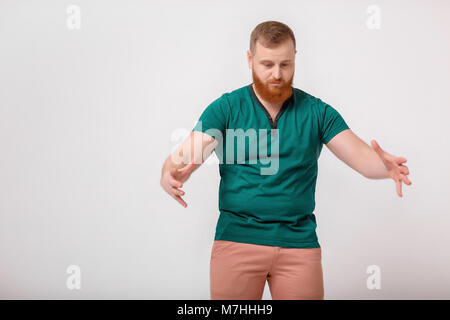 Mann mit großen Größe von etwas Stockfoto