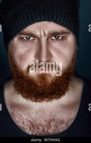 Bärtiger Mann mit Hut Stockfoto