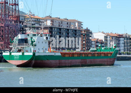 Allgemeine Frachtschiff vorbei unter dem Puente Colgante auf den Fluss Nervion, Portugalete, Vizcaya, Pais Vasco, Spanien, Stockfoto