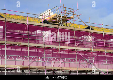 Rosa Gerüste und Safety Netting. Stockfoto