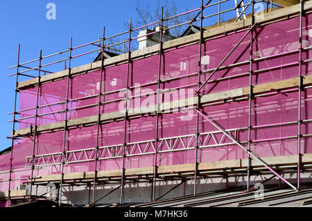 Rosa Gerüste und Safety Netting. Stockfoto