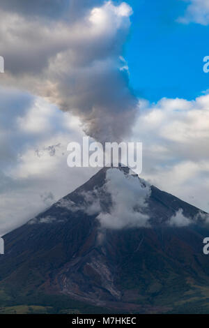 Mount Mayon Albay Philippinen März 08, 2018 Der Mayon Vulkan, während der Eruption 2018. Stockfoto