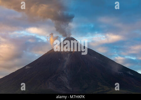 Mount Mayon Albay Philippinen März 08, 2018 Der Mayon Vulkan, während der Eruption 2018. Stockfoto