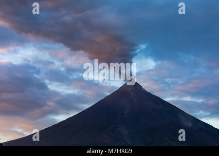 Mount Mayon Albay Philippinen März 08, 2018 Der Mayon Vulkan, während der Eruption 2018. Stockfoto