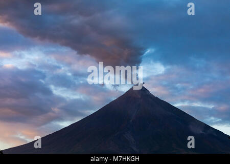 Mount Mayon Albay Philippinen März 08, 2018 Der Mayon Vulkan, während der Eruption 2018. Stockfoto