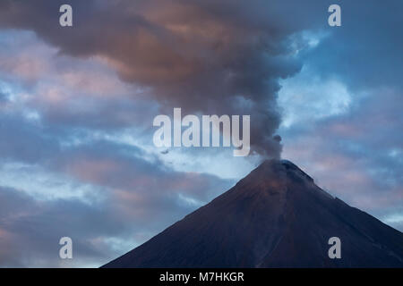 Mount Mayon Albay Philippinen März 08, 2018 Der Mayon Vulkan, während der Eruption 2018. Stockfoto