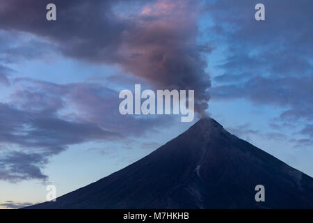 Mount Mayon Albay Philippinen März 08, 2018 Der Mayon Vulkan, während der Eruption 2018. Stockfoto