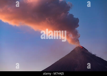 Mount Mayon Albay Philippinen März 08, 2018 Der Mayon Vulkan, während der Eruption 2018. Stockfoto