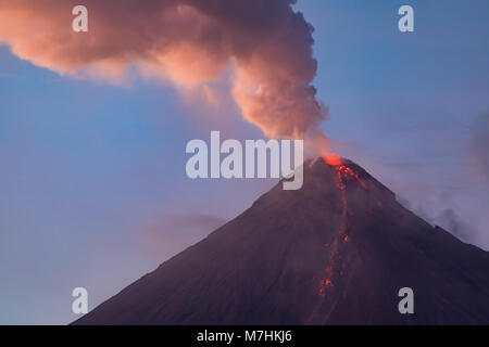 Mount Mayon Albay Philippinen März 08, 2018 Der Mayon Vulkan, während der Eruption 2018. Stockfoto