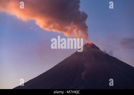 Mount Mayon Albay Philippinen März 08, 2018 Der Mayon Vulkan, während der Eruption 2018. Stockfoto