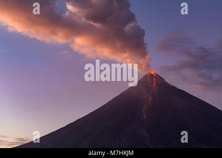 Mount Mayon Albay Philippinen März 08, 2018 Der Mayon Vulkan, während der Eruption 2018. Stockfoto