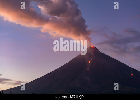 Mount Mayon Albay Philippinen März 08, 2018 Der Mayon Vulkan, während der Eruption 2018. Stockfoto