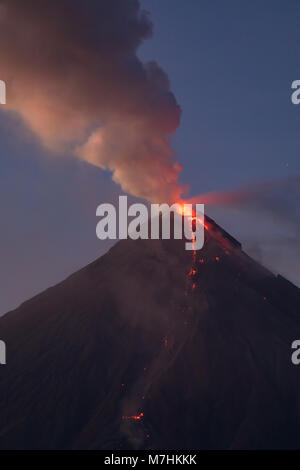 Mount Mayon Albay Philippinen März 08, 2018 Der Mayon Vulkan, während der Eruption 2018. Stockfoto