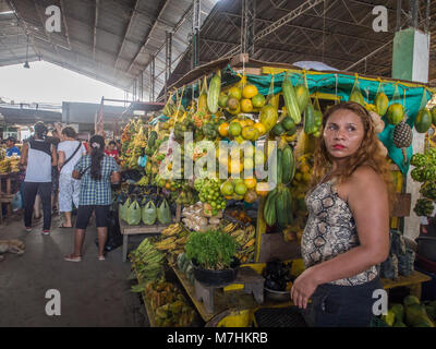 Leticia, Kolumbien - Dec 03, 2017: leckere, frische, bunte Obst und Gemüse auf einem Markt in einer kleinen Stadt Abschaltdruck Stockfoto