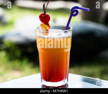 Mai Tai Cocktail in einem großen tumbler Glas Stockfoto