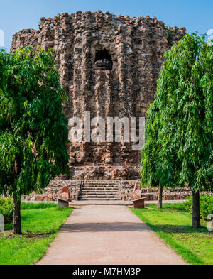 Alai Minar, die unvollendete brick Minarett des Qutb Komplex, Mehrauli archäologischen Park, Delhi, Indien Stockfoto