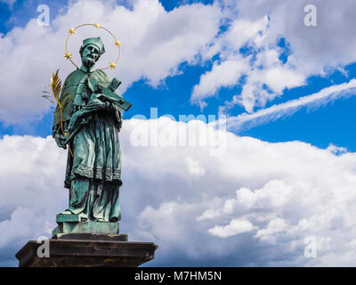 Statue des Hl. Johannes von Nepomuk, Karlsbrücke, Prag, Tschechische Republik Stockfoto