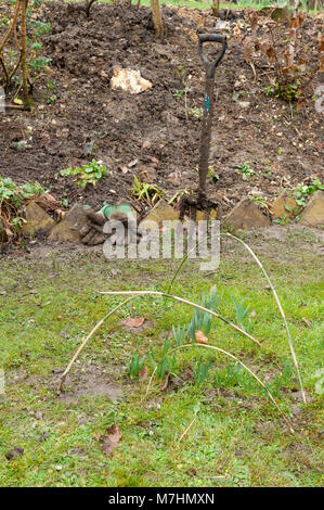 Folgen der Gartenarbeit in extrem schweren Lehm lehmiger Erde, schwere Gartenarbeit Gabel in Erde bedeckt und Schlammigen, schmutzige zusammengebacken in Schlamm Schlamm Stockfoto