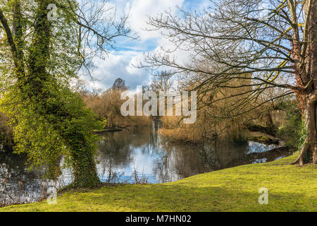 Der See in den Gärten des Priorates, Orpington, Kent. Quelle des Flusses Cray. Stockfoto