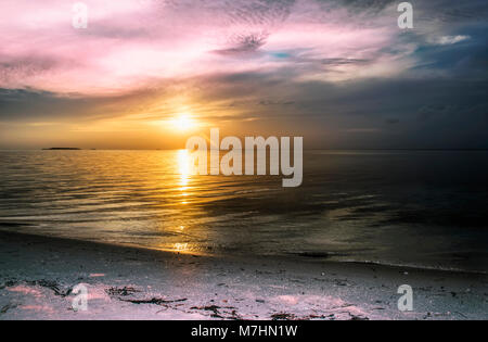 Schöne dramatischer Sonnenuntergang auf den Malediven Beach Resort für den Urlaub Hintergrund Stockfoto